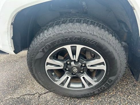 Used 2017 Toyota Tacoma TRD Sport w/ Tow Package AWD/4WD image 8