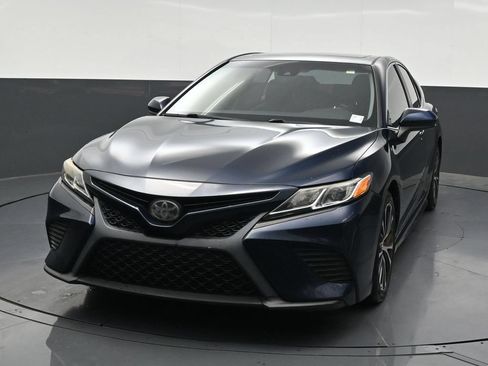 Used 2018 Toyota Camry SE w/ Moonroof Package FWD image 9