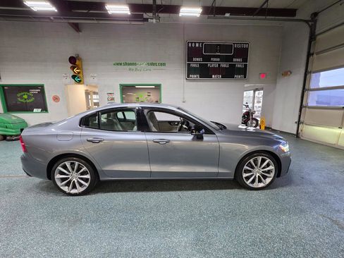 Used 2021 Volvo S60 T5 Momentum w/ Premium Package image 5