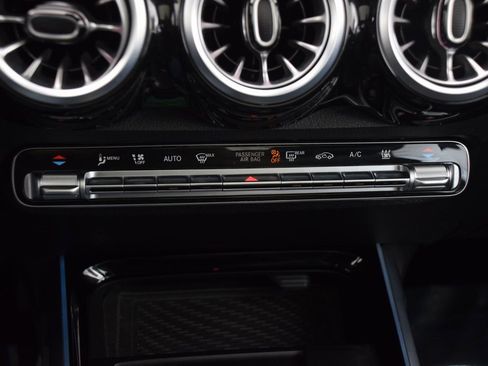 Used 2024 Mercedes-Benz EQB 300 4MATIC image 27