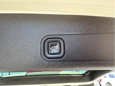 Used 2013 Chevrolet Suburban LTZ RWD image 24