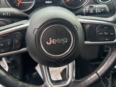 Used 2018 Jeep Wrangler Unlimited Sahara image 7