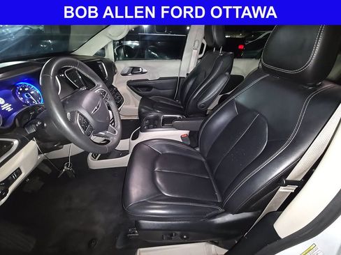 Used 2023 Chrysler Pacifica Touring-L FWD image 7