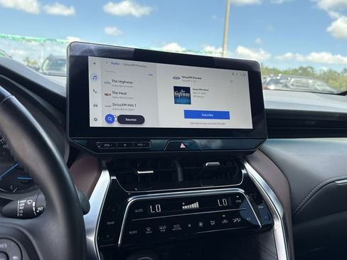 Used 2023 Toyota Venza XLE image 27