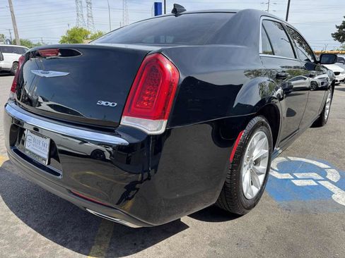Used 2020 Chrysler 300 Touring RWD image 5