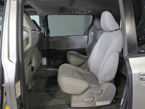 Used 2017 Toyota Sienna XLE w/ XLE Navigation Package AWD/4WD image 6