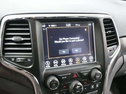 Used 2018 Jeep Grand Cherokee Altitude AWD/4WD image 18