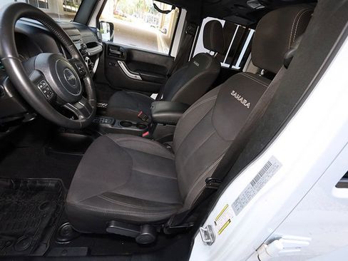 Used 2017 Jeep Wrangler Unlimited Sahara w/ Connectivity Group AWD/4WD image 6