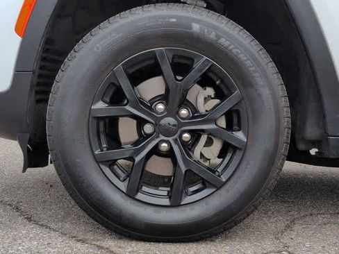 Used 2025 Jeep Grand Cherokee Altitude image 14