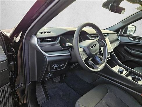 New 2025 Jeep Grand Cherokee Laredo image 3