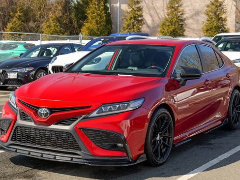 Used 2021 Toyota Camry SE image 3