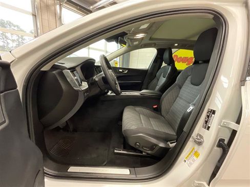 Used 2022 Volvo XC60 B5 Momentum image 12