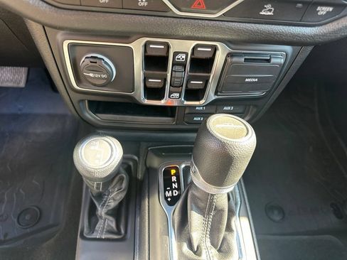 Used 2025 Jeep Gladiator Sport AWD/4WD image 25