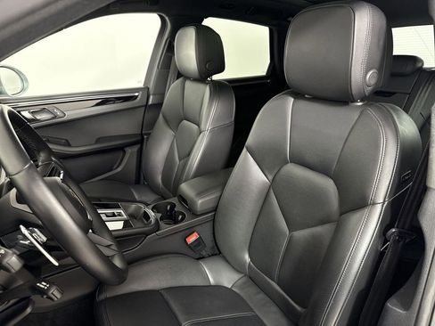 Certified 2023 Porsche Macan image 5