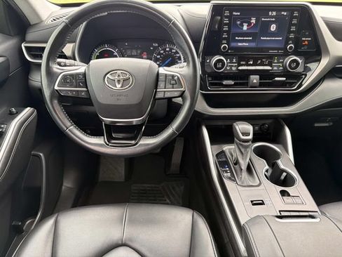 Used 2021 Toyota Highlander XLE AWD/4WD image 23
