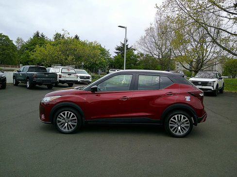 Used 2024 Nissan Kicks SV image 2