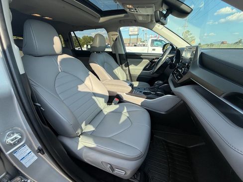 Used 2022 Toyota Highlander XLE image 9