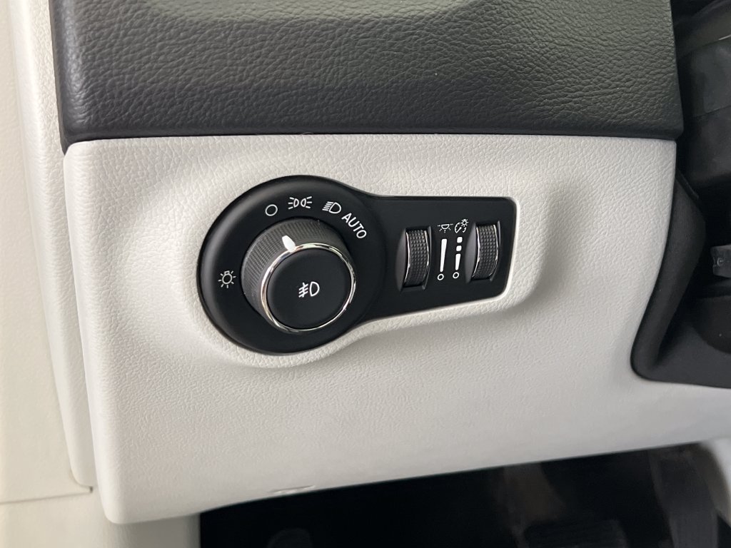 Used 2018 Jeep Compass Latitude w/ Popular Equipment Group AWD/4WD image 29