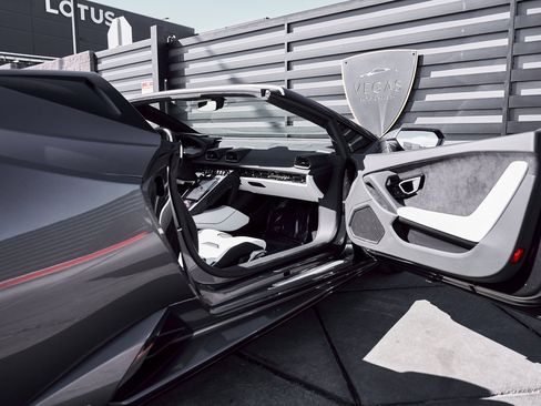 Used 2024 Lamborghini Huracan EVO image 31