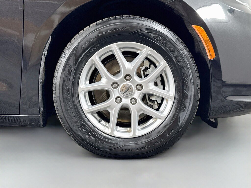 Used 2021 Chrysler Pacifica Touring-L FWD image 43