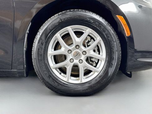 Used 2021 Chrysler Pacifica Touring-L FWD image 43