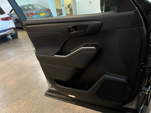 Used 2025 Toyota Highlander LE FWD image 18