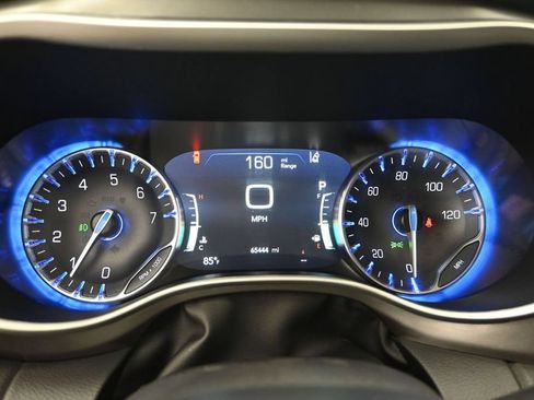 Used 2024 Chrysler Pacifica Touring-L FWD image 18