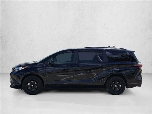 Used 2025 Toyota Sienna XLE Woodland Edition image 9