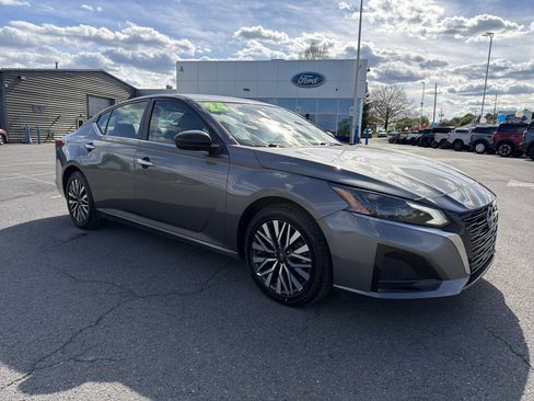 Used 2024 Nissan Altima 2.5 SV FWD image 31