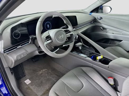 Certified 2025 Hyundai Elantra SEL FWD image 16