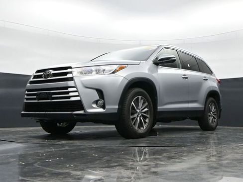 Used 2019 Toyota Highlander XLE AWD/4WD image 39