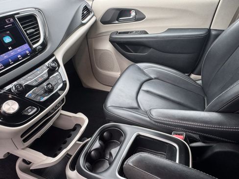 Used 2023 Chrysler Pacifica Touring-L FWD image 29