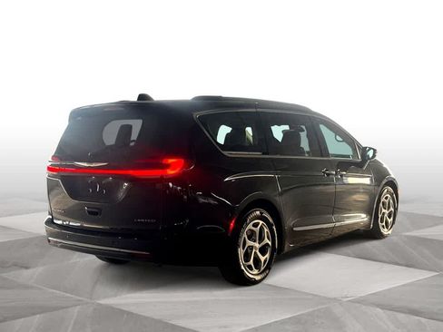 Used 2023 Chrysler Pacifica Limited FWD image 8