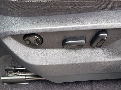 Used 2022 Volkswagen Atlas Cross Sport SE image 23