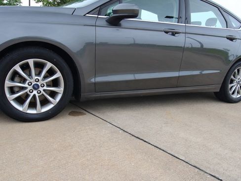 Used 2017 Ford Fusion SE w/ Fusion SE Technology Package FWD image 10