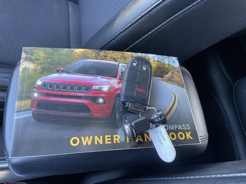 Used 2024 Jeep Compass Latitude image 42