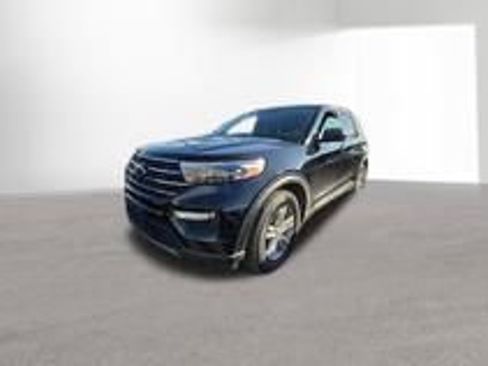 Used 2020 Ford Explorer XLT w/ Equipment Group 202A image 2