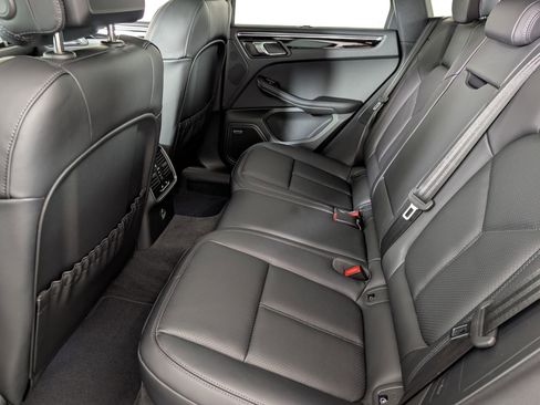 Certified 2026 Porsche Macan AWD/4WD image 17