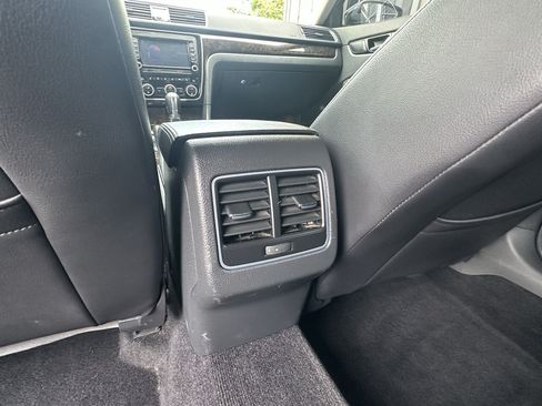 Used 2014 Volkswagen Passat TDI SEL Premium FWD image 19