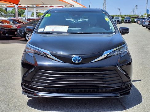 Certified 2025 Toyota Sienna LE FWD image 2
