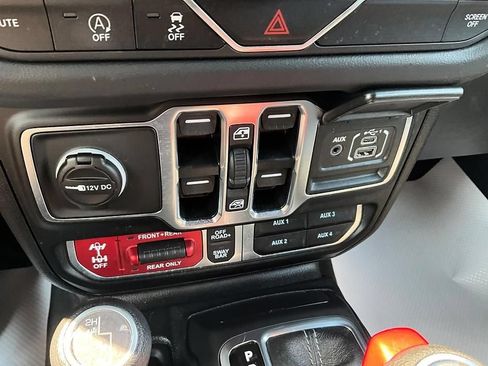 Used 2025 Jeep Wrangler Unlimited Rubicon w/ Convenience Group AWD/4WD image 22