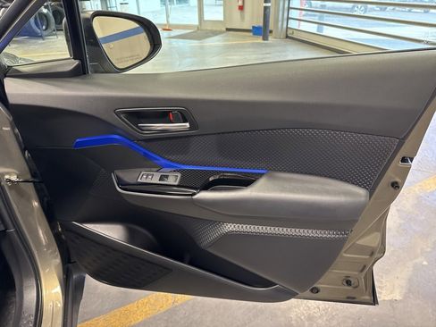 Used 2021 Toyota C-HR XLE image 32