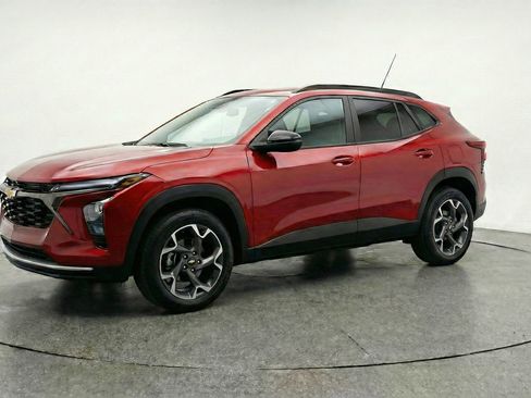 Used 2025 Chevrolet Trax LT w/ LT Convenience Package image 3