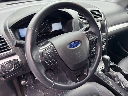 Used 2017 Ford Explorer XLT w/ Equipment Group 202A AWD/4WD image 11