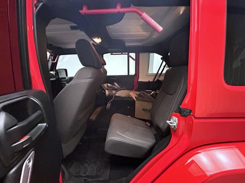 Used 2016 Jeep Wrangler Unlimited Sahara w/ Connectivity Group AWD/4WD image 19