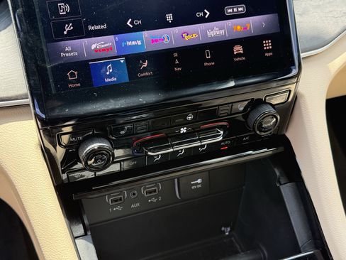 Used 2023 Jeep Grand Cherokee Limited RWD image 23