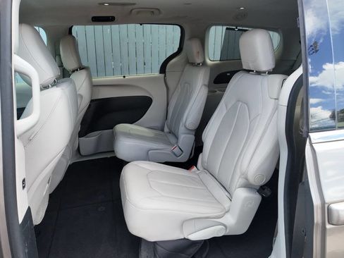 Used 2017 Chrysler Pacifica Touring-L w/ Tire & Wheel Group image 11