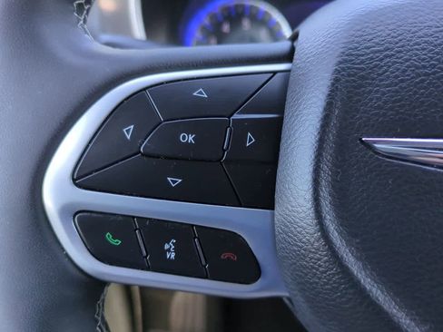 Used 2025 Chrysler Pacifica Select image 24