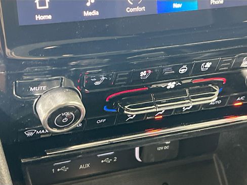 Used 2022 Jeep Grand Cherokee Overland w/ Luxury Tech Group IV AWD/4WD image 19