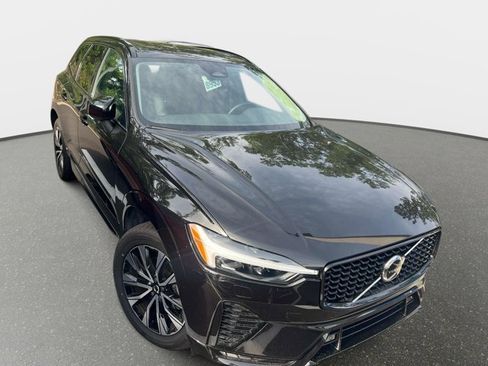 Used 2025 Volvo XC60 B5 Core AWD/4WD image 2